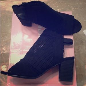 Black heeled, peep toe bootie